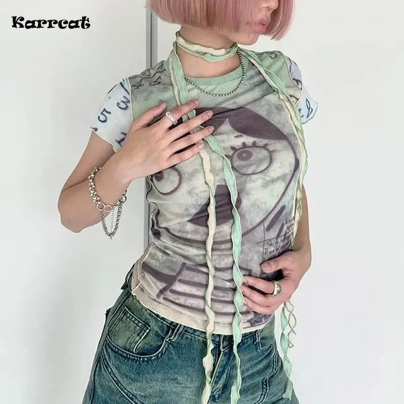 Grunge-Ästhetik Mesh Tops und Cyber Grafik